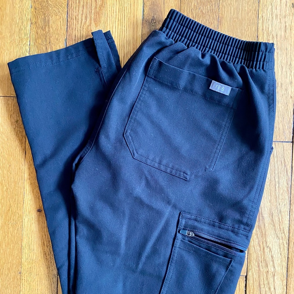 Figs Yola skinny scrub pant in black. Used. XS petite.